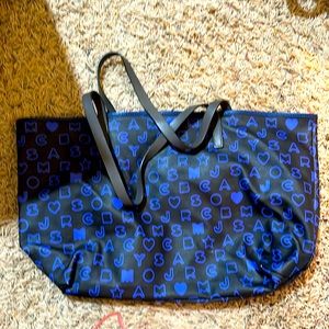 Used once Marc Jacob’s bag. Smoke free pet free home. Zippered pocket inside.